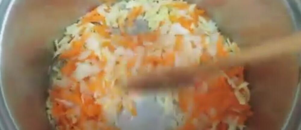 Crni luk i šargarepa u šerpi