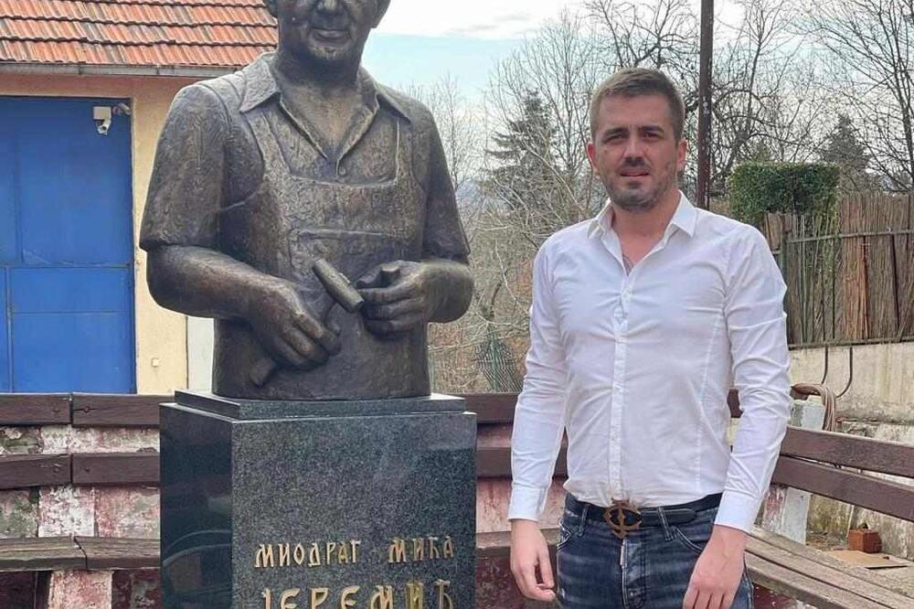 OVA PORODICA JE OSTALA VERNA TRADICIJI: Slobodan ČUVA SRPSKU ISTORIJU - zanat nasledio od OCA, DEDE I PRADEDE! FOTO