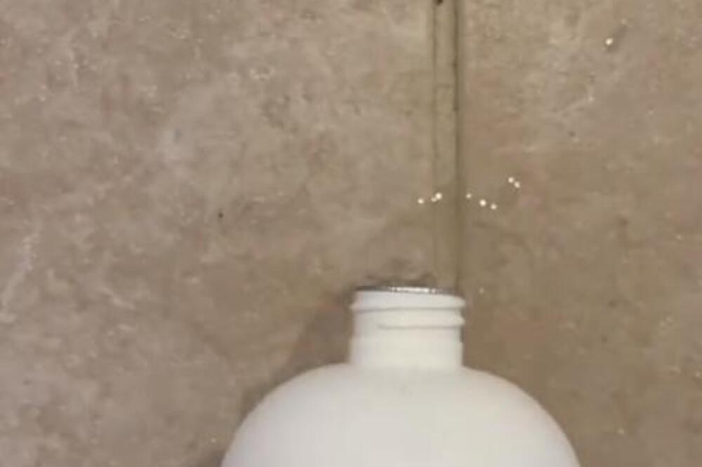 ŽENA PROSULA OVO PO PODU I ŠOKIRALA DOMAĆICE: Sve PLOČICE su joj zasijale kao nove, a nije prstom mrdnula (VIDEO)