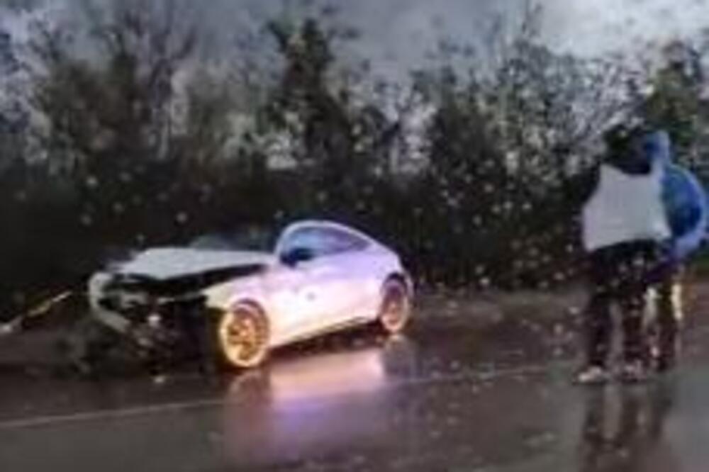 TRAGIČAN UDES U KOMŠILUKU: Poznati trener POGINUO dok se vraćao sa utakmice! Mercedes prešao u njegovu traku...