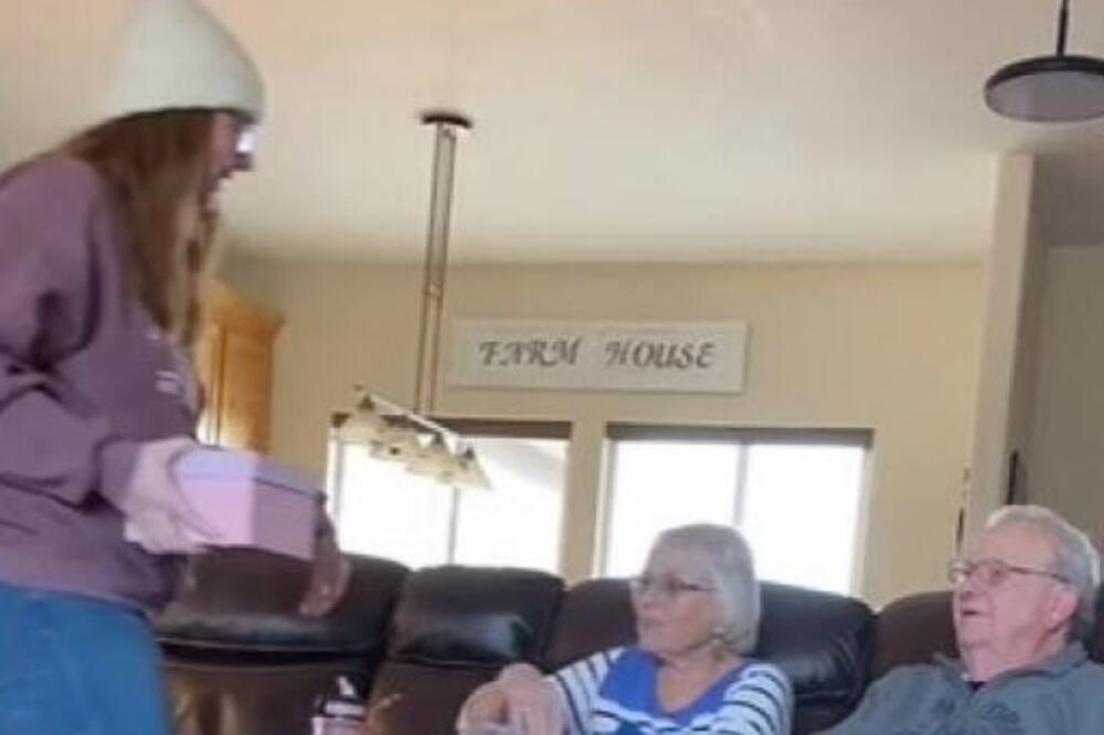 CEO SVET SA SUZAMA U OČIMA GLEDA BAKU I DEKU SA SNIMKA: Unuka im je saopštila 1 stvar, a onda... (VIDEO)