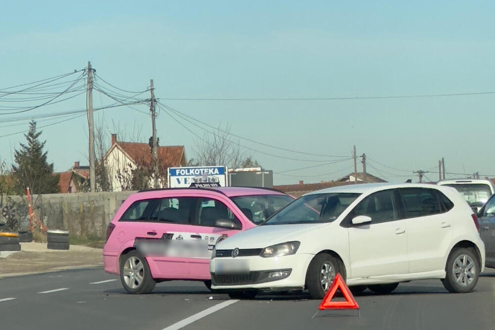 TEŽAK SUDAR U KRAGUJEVCU: Automobilom pokušao da pređe preko pune linije, pa naleteo na drugo vozilo