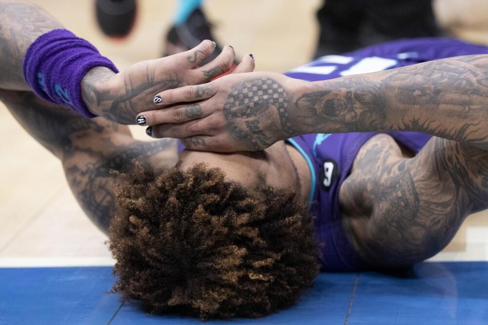 NBA ZVEZDA ZAVRŠILA U BOLNICI: Superstar Filadelfije šetao ispred svoje kuće kad ga je udario auto!