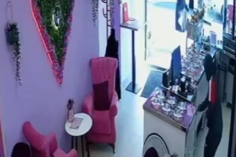 KRAĐA NA DRZAK NAČIN U PALAČINKARNICI: Lopov ušao sa rukama u džepovima, uzeo pare, a onda je otišao (VIDEO)