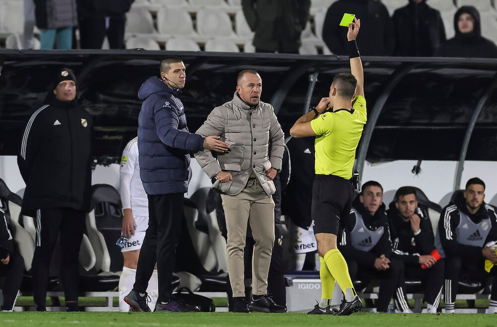 Sudija Danilo Nikolić pokazuje žuti karton Igoru Matiću, treneru Čukaričkog