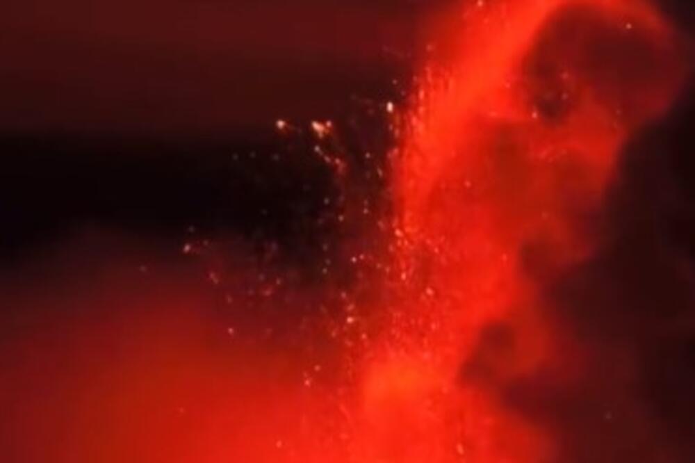 LJUDI SE ŠETAJU OPUŠTENO DOK VULKAN IZBACUJE LAVU NA VISINI OKO 4500 METARA: Snimci Etne BUDE JEZU (VIDEO)