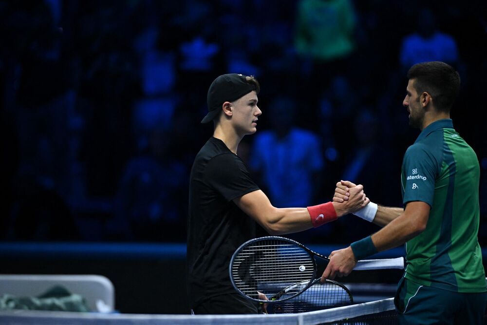 Holger Rune i Novak Đoković po završetku meča u okviru 1. kola Završnog Mastersa u Torinu