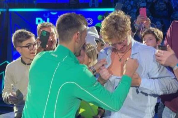 "Nole, je l' možeš da mi se potpišeš na grudi?" Đoković nije oklevao, hit scena u Torinu! (VIDEO)
