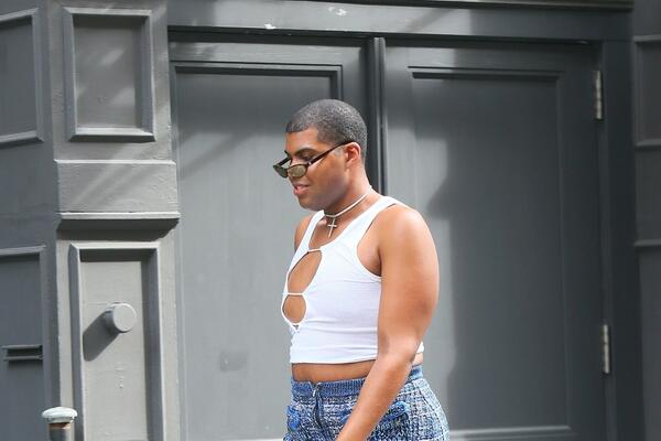 GOSPODE, ŠTA JE OVO? Frapiraće vas izgled SINA Medžika Džonsona: Troši tatine pare OBUČEN KAO ŽENA i šeta DEČKA