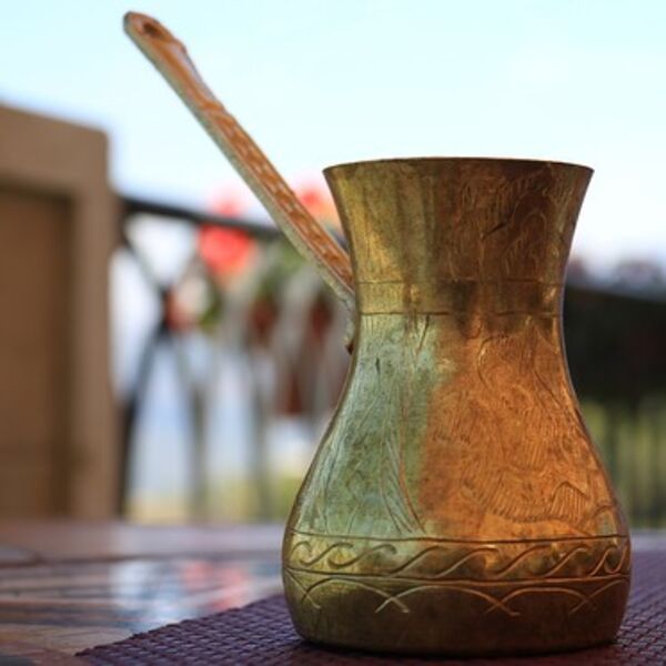 Evo zašto se u restoranima uvek služi čaša vode uz kafu! Svi misle da je za piće, a prava namena je zapravo ova