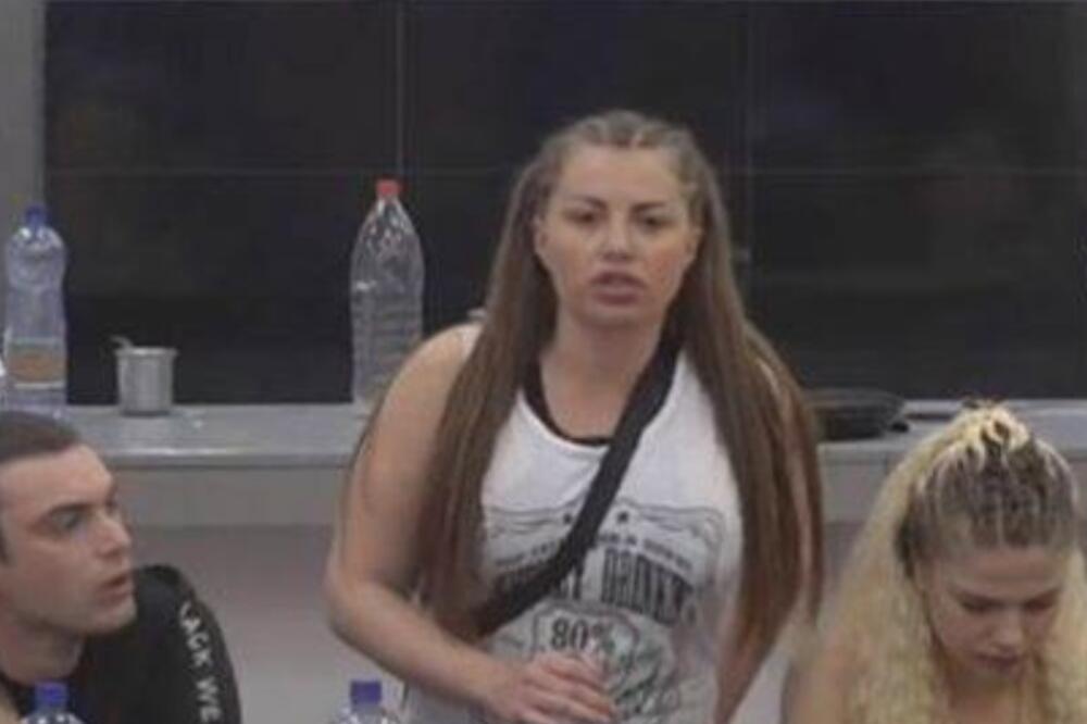 KO JE, BRE, OVA ŽENA? Nekada prirodna LEPOTICA, a danas opterećena KOREKCIJAMA: Promenila LIČNI OPIS, znate ko je?