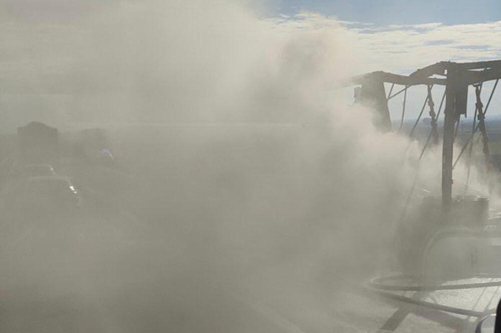 ZAPALIO SE KAMION NA PUTU KOD RUME: Saobraćajka izazvala haos, SAOBRAĆAJ OBUSTAVLJEN u oba smera! (FOTO)