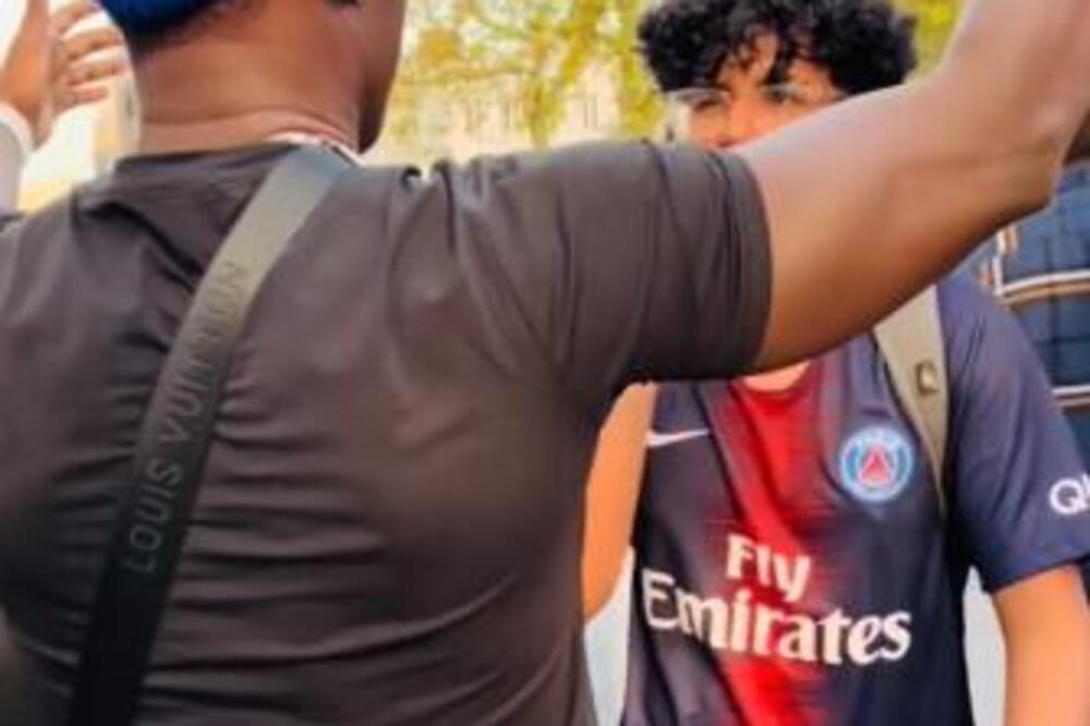 TRAŽIO JE ZAGRLJAJ OD PROLAZNIKA NA ULICI SVI SU GA IGNORISALI: Kad je NAIŠAO na NJEGA nije slutio da će USLEDITI..