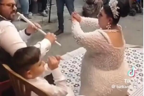 "KAO MORŽ NA OBALI": Mlada ZAPLESALA LEŽEĆI na TEPIHU, njen SNIMAK zapalio INTERNET a KOMENTARI su JEZIVI! (VIDEO)