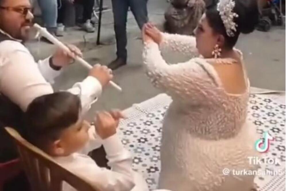 "KAO MORŽ NA OBALI": Mlada ZAPLESALA LEŽEĆI na TEPIHU, njen SNIMAK zapalio INTERNET a KOMENTARI su JEZIVI! (VIDEO)