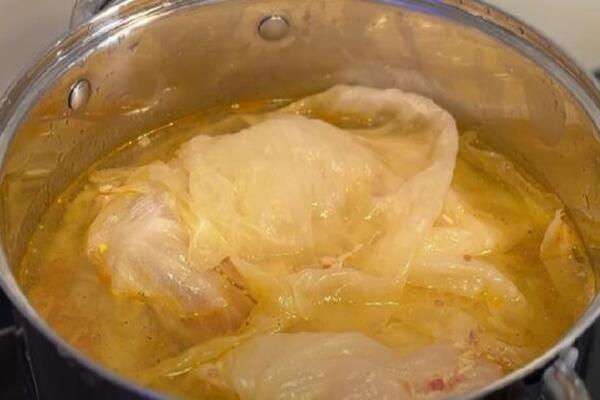 AKO ŽELITE NAJUKUSNIJU SARMU IKAD, DODAJTE OVO U MLEVENO MESO: Nikad vam NEĆE BITI SUVA, sastojak koji pravi ČUDO