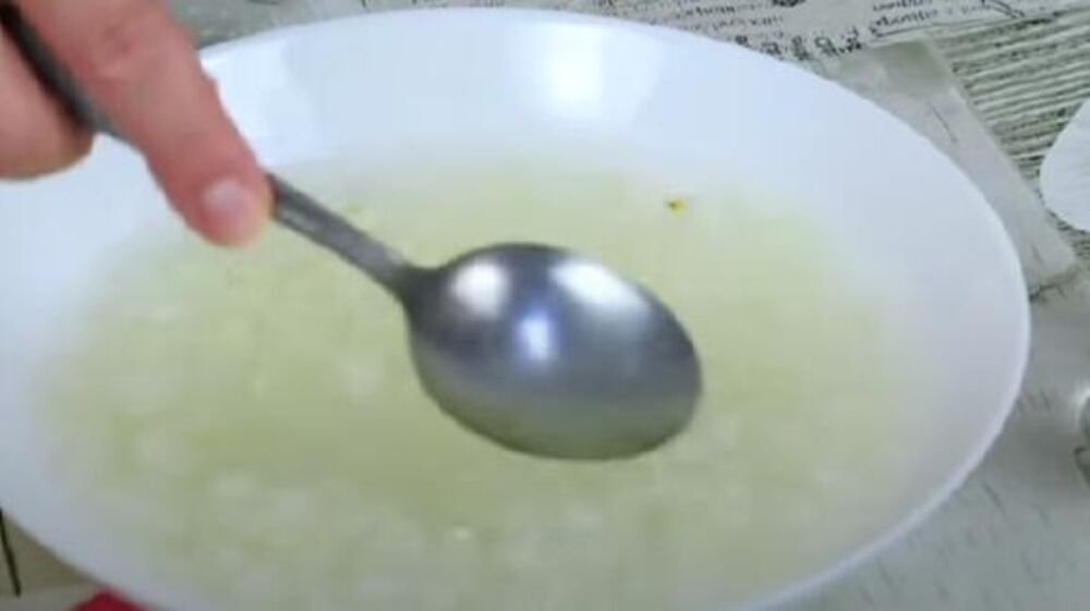 Crni luk sa vodom u tanjiru