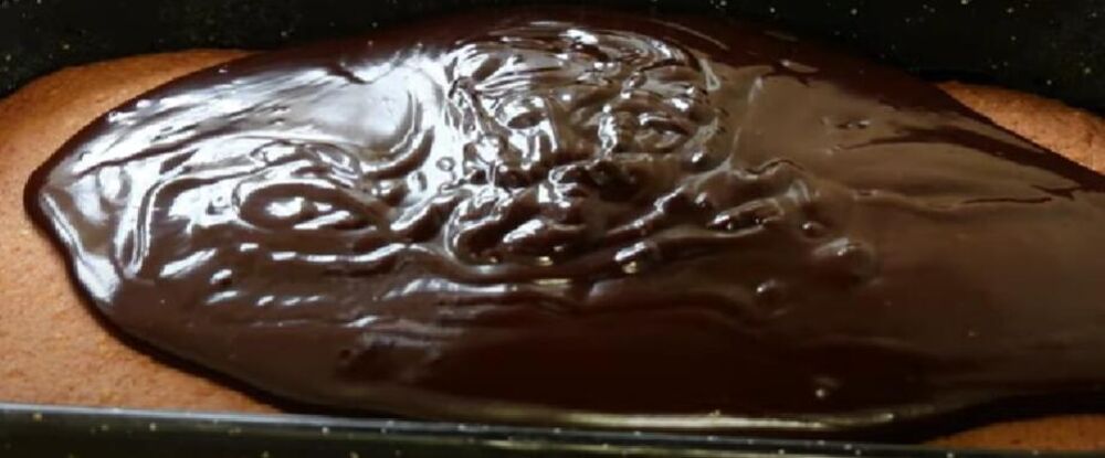 Prelivanje posnog kolača sa čokoladom