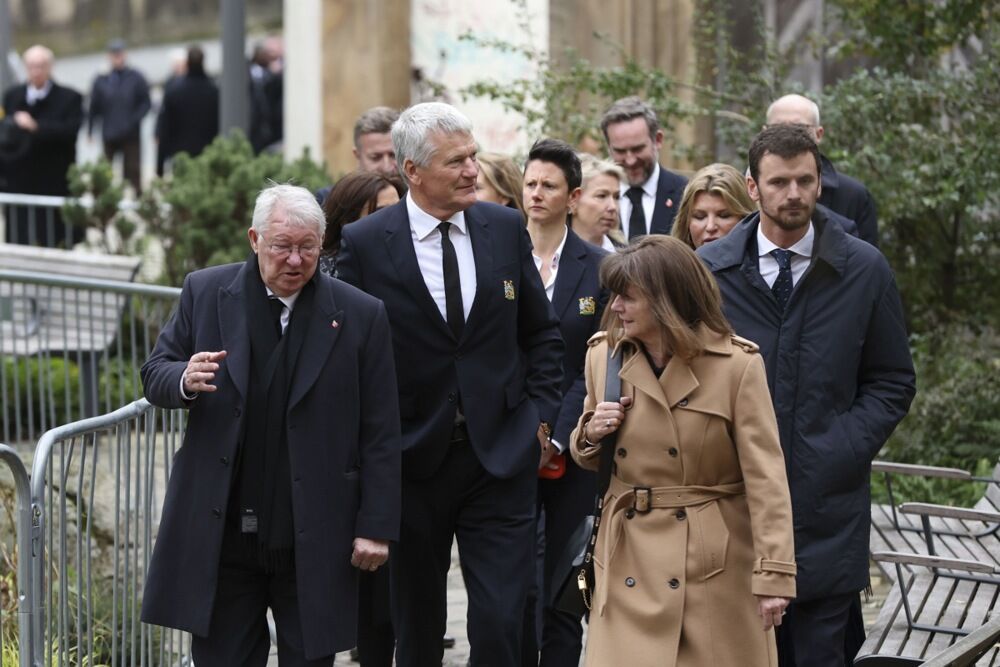 Aleks Ferguson (levo) na sahrani Bobija Čarltona