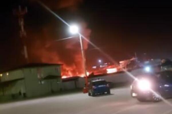 PRVI SNIMCI POŽARA U JAGODINI: Odjekuju JAKE DETONACIJE, dim KULJA NA SVE STRANE (VIDEO)
