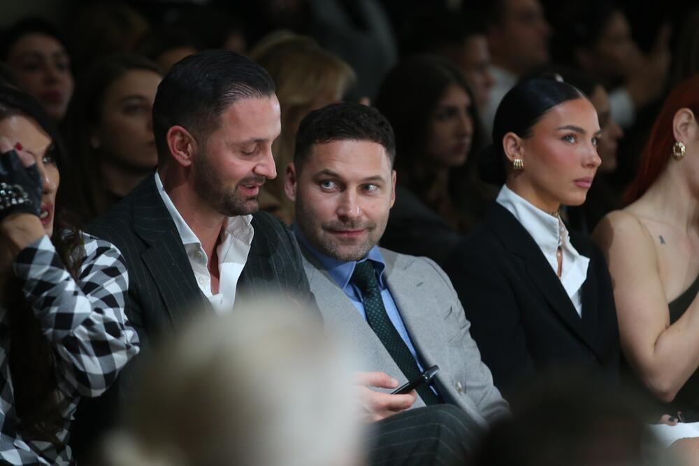 DUŠKO TOŠIĆ BEZ KARLEUŠE DOŠAO NA JAVNI DOGAĐAJ: Pogled mu se zadržao BAŠ OVDE, opkoljen je ŽENAMA