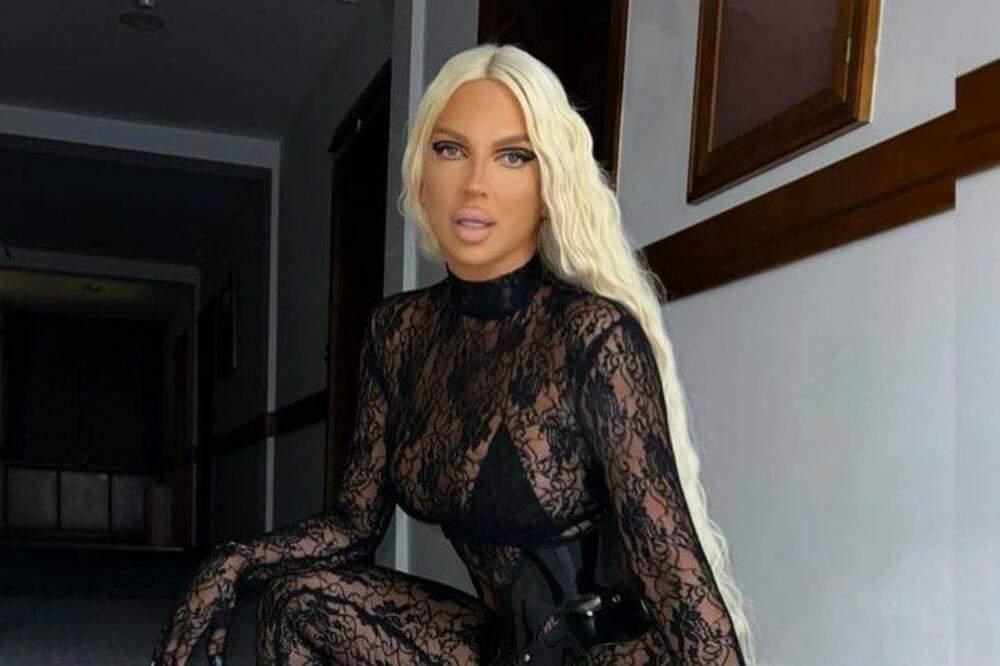 KARLEUŠU ISKOPIRALA CECINA DVOJNICA, MNOGI SU U ŠOKU: Da li mislite da je ovo SLUČAJNOST? (FOTO)