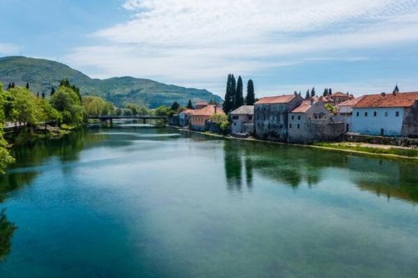 MUŠKARCI HRLE U TREBINJE ZBOG ZANOSNE GLUMICE: Lepotica koja MAMI UZDAHE dane je provodila OVDE, a sad možete i vi