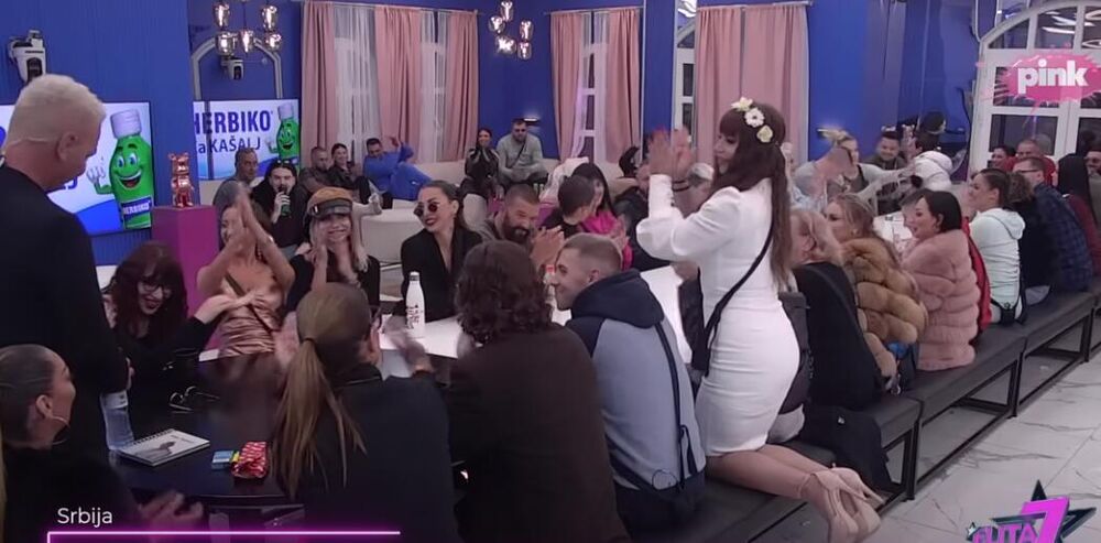 Veliki šef obavestio učesnike da se vođa vraća u hotel