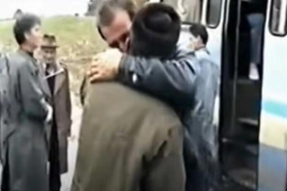 NAJEMOTIVNIJI SNIMAK IZ DEVEDESETIH: Zbog RASTANKA komšije Srbina i Bošnjaka PLAKALO je CELO SELO! (VIDEO)