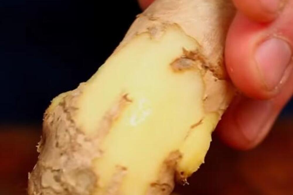 POZNATI KUVAR OTKRIO NAJBRŽI NAČIN ZA GULJENJE ĐUMBIRA: Trik od 60 sekundi je zaludeo sve domaćice (VIDEO)