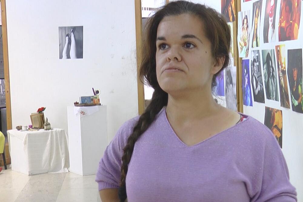 MAJA IZ IVANJICE JE OSOBA PATULJASTOG RASTA, ALI VANVREMENSKA UMETNICA! Na negativne komentare se NE OSVRĆE