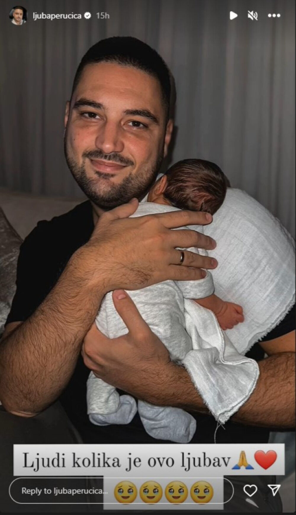 Ljuba Perućica drži sina u naručju