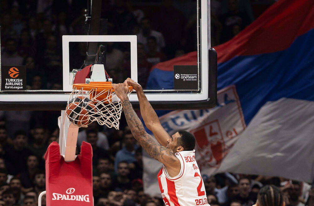 Džoel Bolomboj zakucava na jednoj od utakmica Evrolige