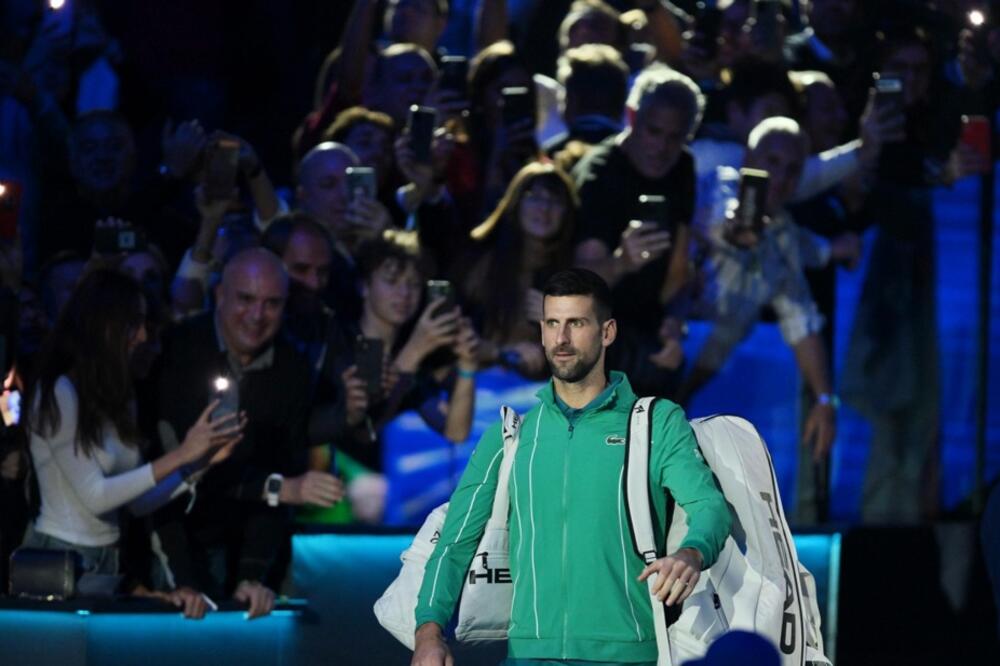 BRITANAC STAO UZ NOVAKA: "POŠTUJTE GA!" - "trebalo bi da se pogledaju u ogledalo" (FOTO)