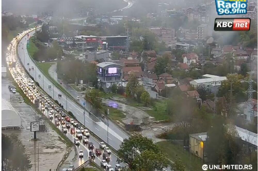 TOTALNI KOLAPS U BEOGRADU: Kiša OTEŽAVA saobraćaj, AMSS izdao VAŽNO UPOZORENJE