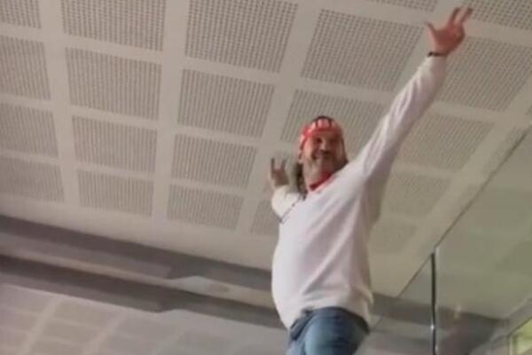 DELIJE ODUŠEVLJENO DELE FOTKU ACE LUKASA: Folker u transu slavio pobedu Zvezde, JEDAN DETALJ svima upada u oči!