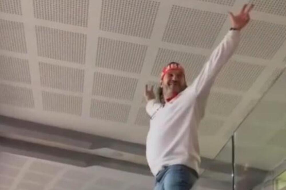 DELIJE ODUŠEVLJENO DELE FOTKU ACE LUKASA: Folker u transu slavio pobedu Zvezde, JEDAN DETALJ svima upada u oči!