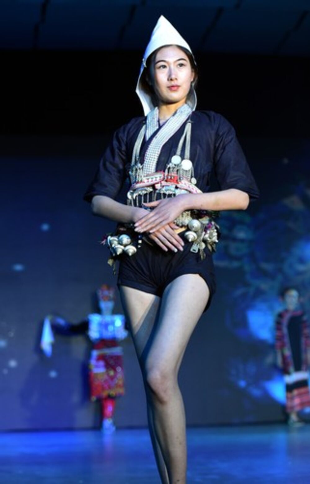 Izgled nošnje žene naroda Jiči