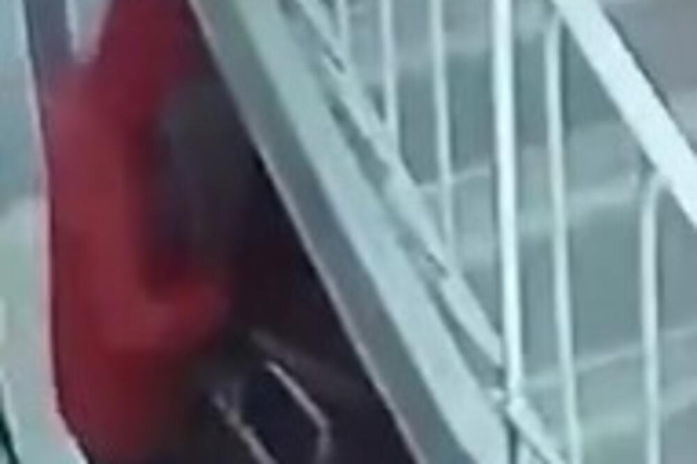 DA NEMA SNIMKA NE BISTE POVEROVALI NI ZA PET ŽIVOTA: Policajac radio nešto SRAMOTNO, pa je gorko ZAŽALIO (VIDEO)