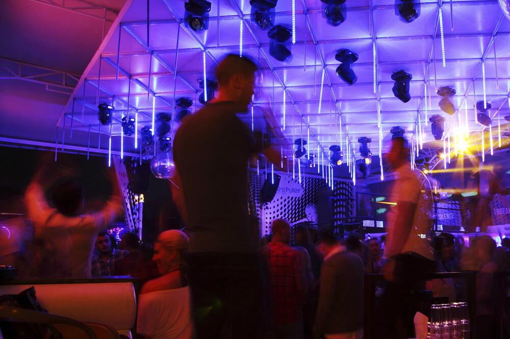 "UPLATI NEKI DINAR": Popio 2 MILIONA za NOĆ, račun sa BEOGRADSKOG SPLAVA šokirao SVE! Flaša OVOG PIĆA košta...