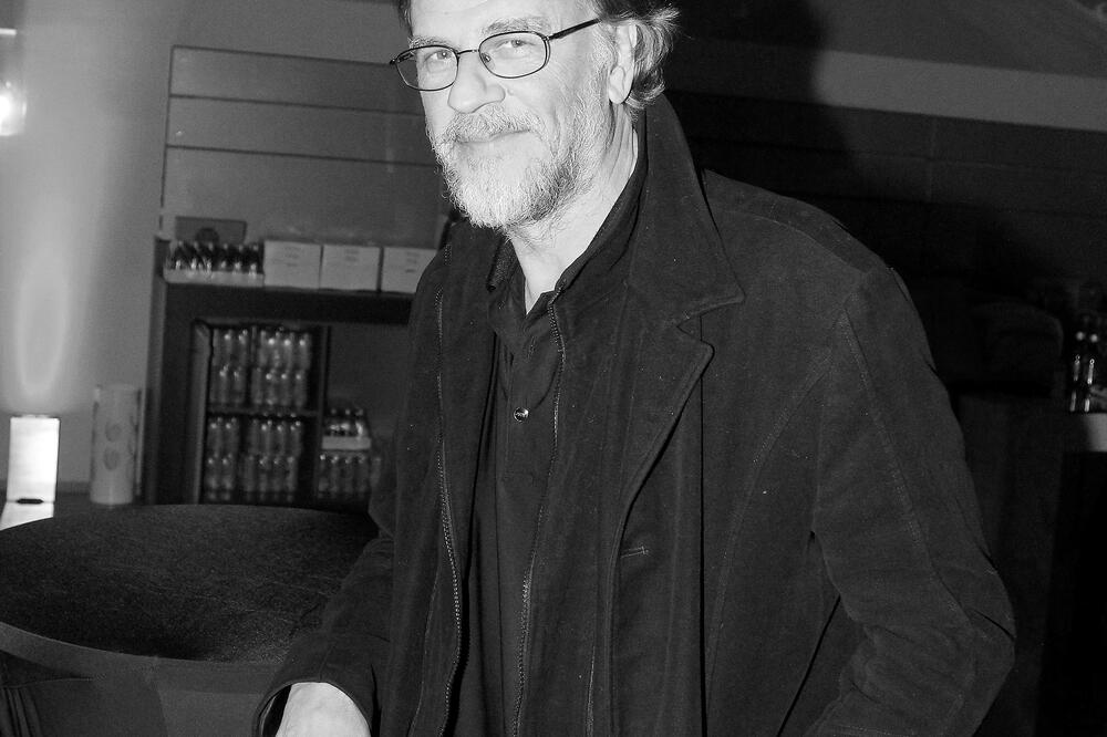 SLIKA LAUŠEVIĆA SA KOLEGAMA IZ 1979. GODINE TERA SUZE NA OČI: Bili su kao jedno, a onda se sudbina poigrala (FOTO)