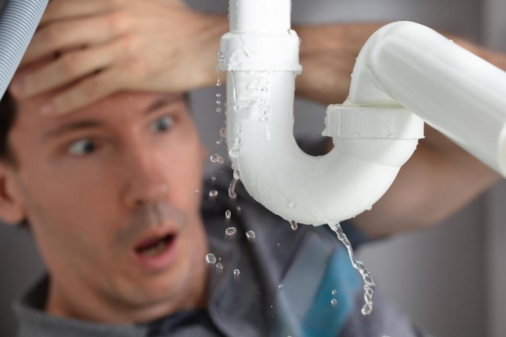 ŽELITE BRZO REŠENJE ZA NAPUKLE CEVI I PROKIŠNJAVANJE: Pogledajte šta je potrebno da uradite!