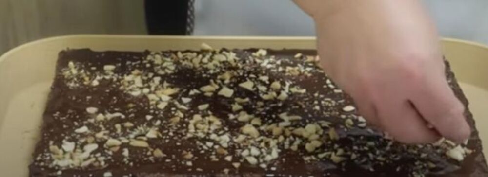 Lešnik preko čokoladne rozen torte