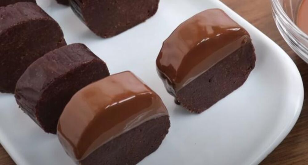 Preliv preko sitnih čokoladnih kolača