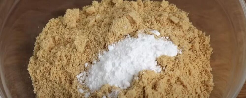 Mleveni keks i šećer u prahu