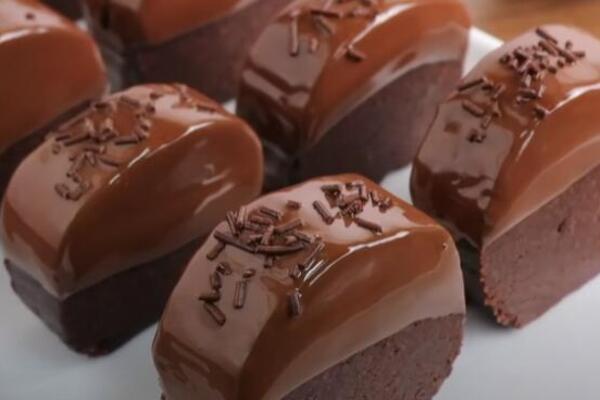 SITNI ČOKOLADNI KOLAČI KOJI SE PRAVE ZA 15 MINUTA: Mogu da budu posni i mrsni - najukusnija poslastica za slavu