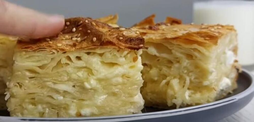 Srpska pita sa sirom na tanjiru