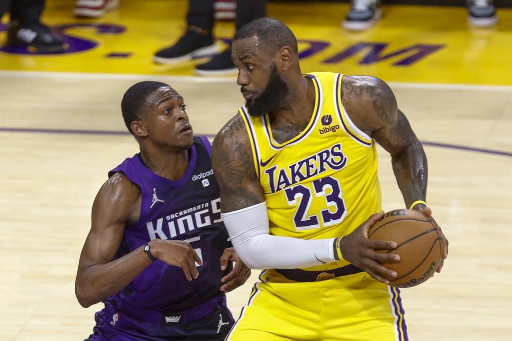 DŽEJMS JURI JOKIĆA I U 39. GODINI: Istorijska partija Lebrona u porazu Lejkersa od Sakramenta (VIDEO)