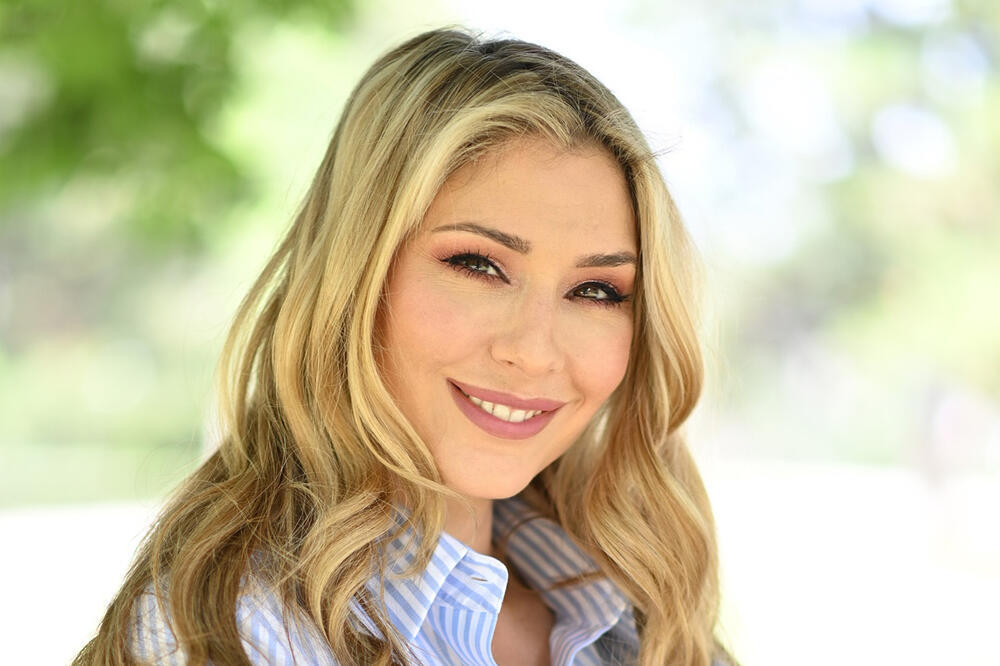 ONA SE VEŠTO KRIJE OD OČIJU JAVNOSTI: Ova fatalna plavuša je mlađa sestra Kristine Radenković, muškarci će ODLEPITI