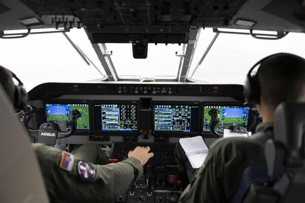 PLATA PILOTA U SRBIJI IDE I DO 5.000 EVRA! Raspisan je KONKURS jer ih nema dovoljno na tržištu, OVO SU USLOVI